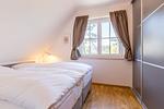 Helles Schlafzimmer mit Doppelbett - Strandleben 10 - Louis Douzette - Top-Hundeurlaub