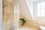 Modernes Badezimmer mit Dusche und Pflanzen - Strandleben 10 - Louis Douzette - Top-Hundeurlaub