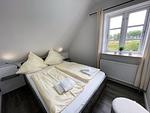 Schlafzimmer - Ferienwohnung Hauke-Haien im Reetdachhaus Bongsiel - Top-Hundeurlaub