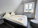 Schlafzimmer - Ferienwohnung Hauke-Haien im Reetdachhaus Bongsiel - Top-Hundeurlaub