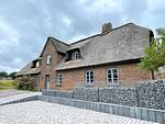 Fassade / Eingang - Ferienwohnung Hauke-Haien im Reetdachhaus Bongsiel - Top-Hundeurlaub