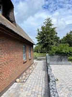 Fassade / Eingang - Ferienwohnung Hauke-Haien im Reetdachhaus Bongsiel - Top-Hundeurlaub