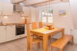 Sitzgruppe in der Küche der Ferienwohnung Sonnendeck - Sonnendeck - Hüs in Lee - Top-Hundeurlaub