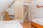 Schlafzimmer mit 2 Einzelbetten in der Wohnung Sonnendeck - Sonnendeck - Hüs in Lee - Top-Hundeurlaub