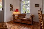 Wohnzimmer - FeWo Königsstuhl: Balkon, historischer Charme - Top-Hundeurlaub