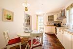 Küche / Küchenzeile - Haus Udars: Garten, Terrasse, Kamin - Top-Hundeurlaub