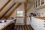 Küche / Küchenzeile - FeWo Hiddensee: Terrasse, Garten, Kamin - Top-Hundeurlaub