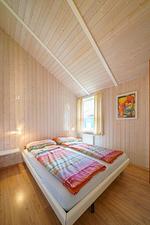 Schlafzimmer mit Doppelbett - Ferienhaus Kum Weer - Top-Hundeurlaub