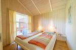 Schlafzimmer mit Doppelbett - Ferienhaus Kum Weer - Top-Hundeurlaub