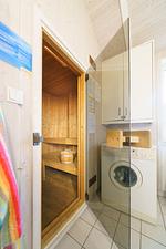 Badezimmer mit Blick in die Sauna - Ferienhaus Kum Weer - Top-Hundeurlaub