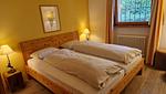 Schlafzimmer mit Doppelbett - 3-Zimmerwohnung - Top-Hundeurlaub