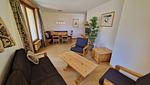Wohnzimmer mit Esstisch und Fernseher - 3-Zimmerwohnung - Top-Hundeurlaub