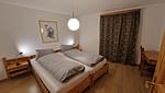 Schlafzimmer mit Tages- und Verdunklungsvorhängen - 3-Zimmerwohnung - Top-Hundeurlaub