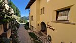 Hauseingang Chesa La Vuolp - 3-Zimmerwohnung - Top-Hundeurlaub