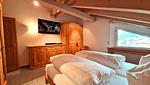Schlafzimmer mit Doppelbett in Arvenholz - 5½-Zimmerwohnung - Top-Hundeurlaub