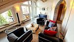 helles Wohnzimmer mit Balkon oben - 6½-Zimmerwohnung - Top-Hundeurlaub