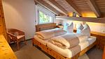 Schlafzimmer mit Doppelbett in der Dachschräge - 6½-Zimmerwohnung - Top-Hundeurlaub
