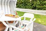 Westterrasse mit Blick in den Rosengarten - Reede 5 - Top-Hundeurlaub