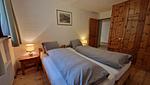 Schlafzimmer mit Doppelbett - 2½-Zimmerwohnung - Top-Hundeurlaub