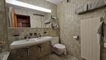 Badezimmer mit Doppellavabo, WC, Badewanne - 2½-Zimmerwohnung - Top-Hundeurlaub