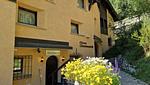 Hauseingang Chesa Chamuotsch - 2½-Zimmerwohnung - Top-Hundeurlaub
