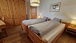 Schlafzimmer mit Doppelbett - 2½-Zimmerwohnung - Top-Hundeurlaub