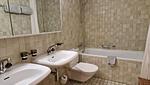 Bad mit Doppellavabo, WC, Badewanne - 2-Zimmerwohnung - Top-Hundeurlaub