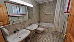 Badezimmer mit Doppellavabo, WC, Badewanne - 2½-Zimmerwohnung - Top-Hundeurlaub