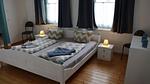 Schlafzimmer - Ferienwohnung Alte Grundschule Berdum 1 - Top-Hundeurlaub