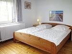 Schlafzimmer - Ferienwohnung Alte Grundschule Berdum 1 - Top-Hundeurlaub