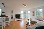 Wohnzimmer - Helle und moderne Ferienwohnung 'Südstrand Apartment' mit Balkon, direkt an der Ostsee - Top-Hundeurlaub