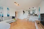 Wohnzimmer - Helle und moderne Ferienwohnung 'Südstrand Apartment' mit Balkon, direkt an der Ostsee - Top-Hundeurlaub
