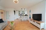 Wohnzimmer - Helle und moderne Ferienwohnung 'Südstrand Apartment' mit Balkon, direkt an der Ostsee - Top-Hundeurlaub
