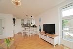 Wohnzimmer - Helle und moderne Ferienwohnung 'Südstrand Apartment' mit Balkon, direkt an der Ostsee - Top-Hundeurlaub