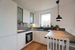 Küche / Küchenzeile - Helle und moderne Ferienwohnung 'Südstrand Apartment' mit Balkon, direkt an der Ostsee - Top-Hundeurlaub