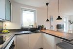 Küche / Küchenzeile - Helle und moderne Ferienwohnung 'Südstrand Apartment' mit Balkon, direkt an der Ostsee - Top-Hundeurlaub