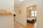 Fassade / Eingang - Helle und moderne Ferienwohnung 'Südstrand Apartment' mit Balkon, direkt an der Ostsee - Top-Hundeurlaub