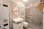 Badezimmer - Helle und moderne Ferienwohnung 'Südstrand Apartment' mit Balkon, direkt an der Ostsee - Top-Hundeurlaub