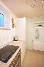 Küche / Küchenzeile - Brise 5 am Wittensee – ebenerdige Ferienwohnung mit Terrasse & Spielscheune - Top-Hundeurlaub