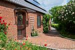 Fassade / Eingang - Ferienwohnung „Waterkant“ am Wittensee – viel Platz, Garten und Spielscheune - Top-Hundeurlaub