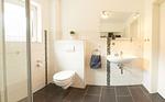 Badezimmer - Ferienwohnung „Waterkant“ am Wittensee – viel Platz, Garten und Spielscheune - Top-Hundeurlaub
