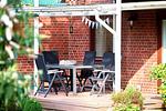 Terrasse - Ferienwohnung „Waterkant“ am Wittensee – viel Platz, Garten und Spielscheune - Top-Hundeurlaub