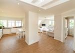 Blick auf die offene Küche und das Wohnzimmer in der Ferienwohnung "Himmel" - Haus Watthus - Wohnung Himmel - Top-Hundeurlaub