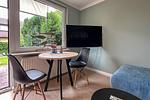 Schwenkbarer Smart-TV neben dem Essplatz - Ferienwohnung 1 (DH01) - Top-Hundeurlaub