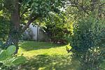Blick vom Garten auf die geschützte Terrasse - Ferienwohnung 1 (DH01) - Top-Hundeurlaub