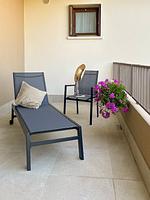 Terrasse mit Liegestühlen zum Erholen - Olea - Top-Hundeurlaub