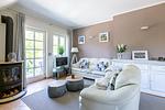 Helles Wohnzimmer mit beigen Sofas - Meerzeit - Top-Hundeurlaub