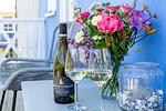 Terrasse mit Weingläsern und bunten Blumen - Meerzeit - Top-Hundeurlaub