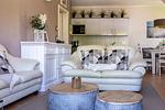 Gemütliches Wohnzimmer mit Ledersofas und Holztischen - Meerzeit - Top-Hundeurlaub