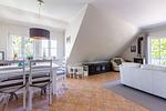 Heller Wohnbereich mit Esstisch und Sofa - Meerzeit - Top-Hundeurlaub